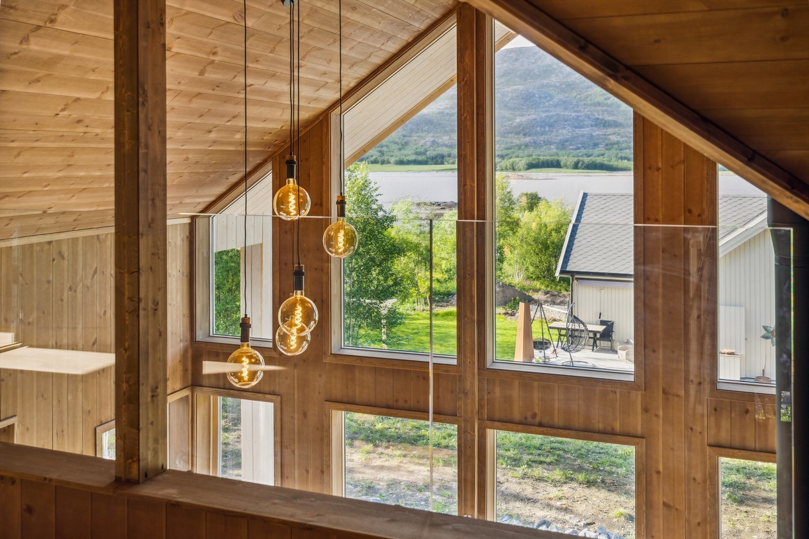 Loftstuen har glassrekkverk noe som gjør at man kan nyte utsikten via stuens store vindusflater. Galleribilde