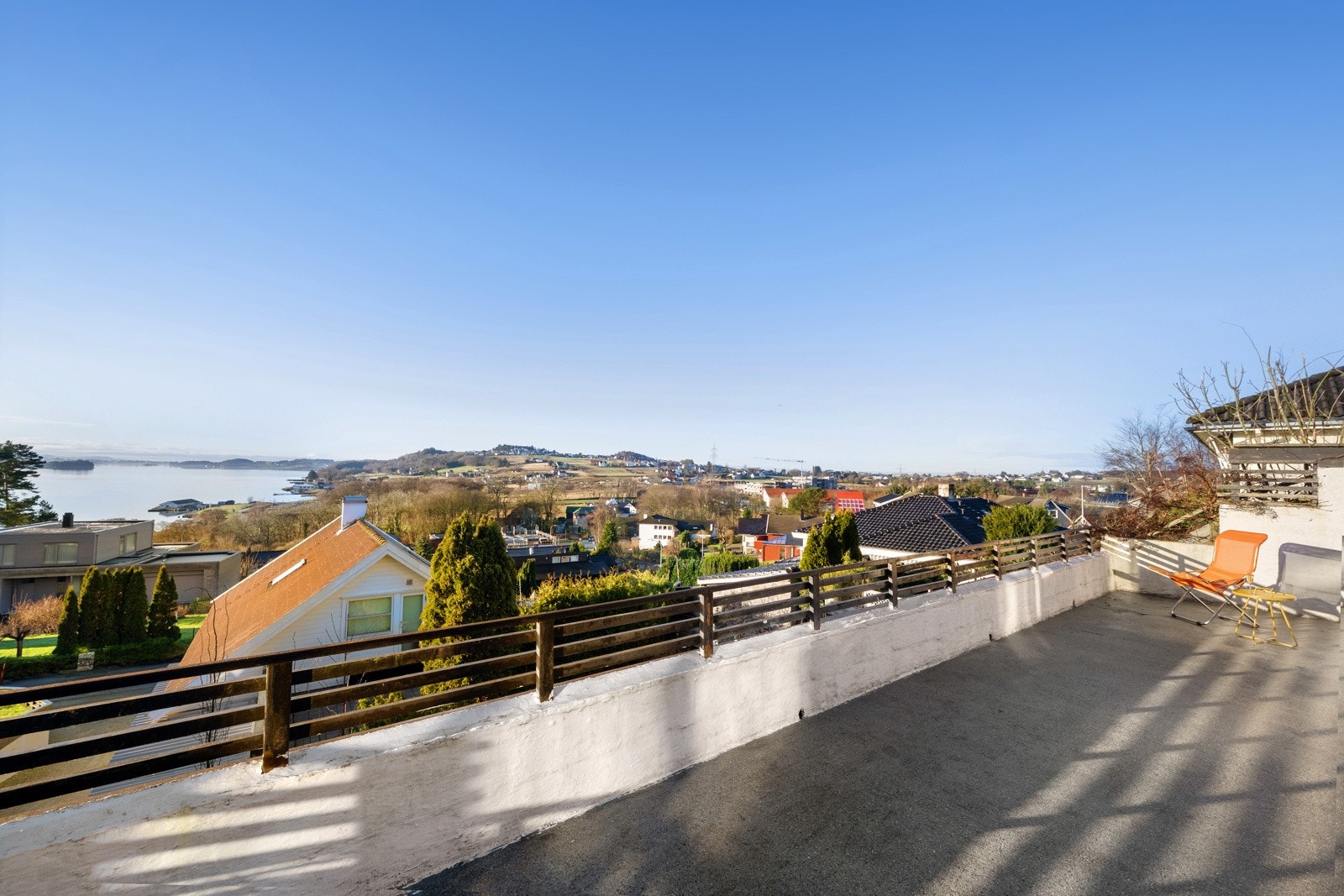 Fra kjøkkenet og hovedsoverommet er det utgang til en terrasse på ca. 47 kvm, der utsikten gir et vakkert bakteppe for dagene utendørs. Galleribilde