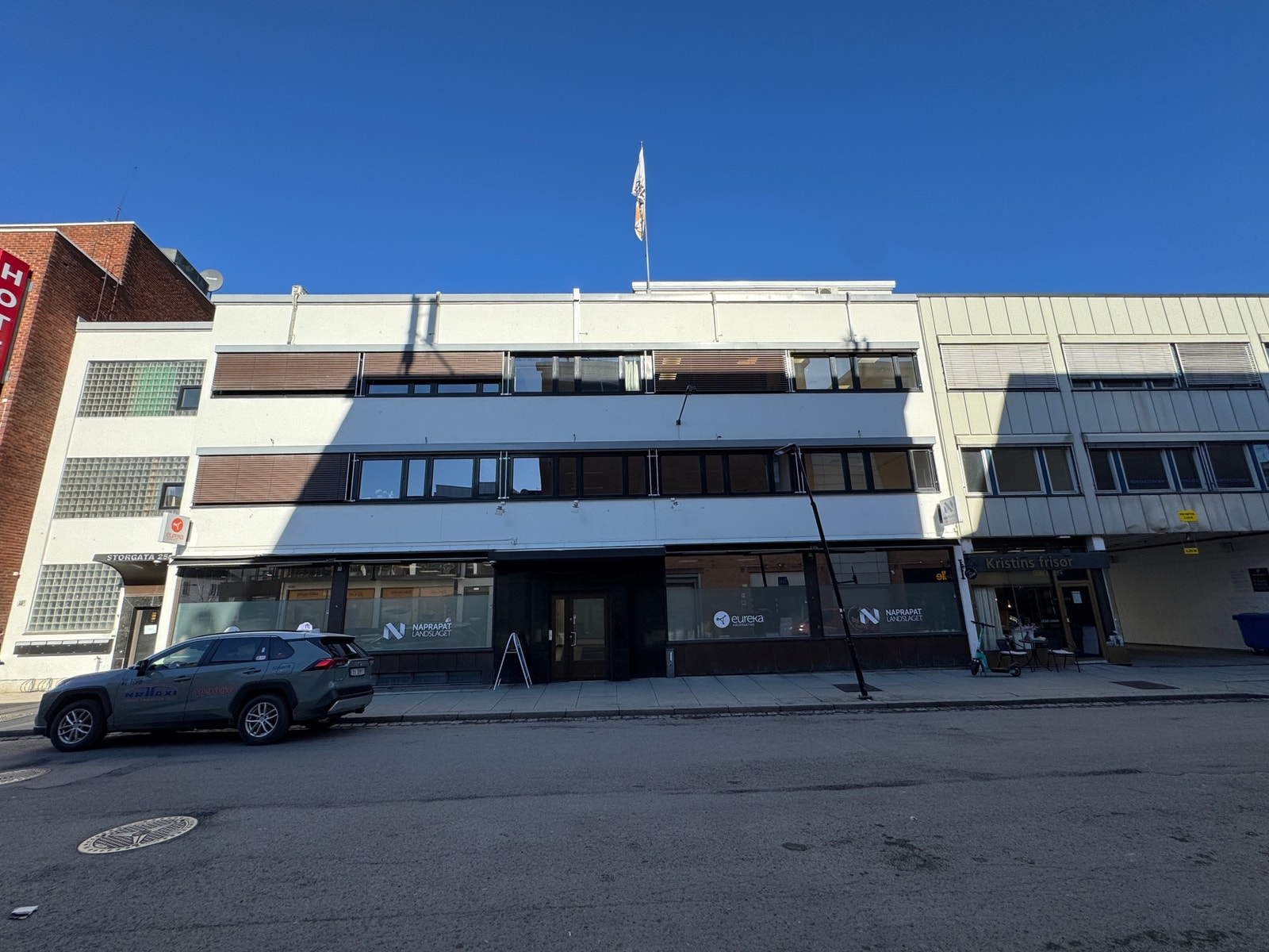 Storgata 25B med sentral beliggenhet.
Gode parkeringsmuligheter i bakgården
Umiddelbar nærhet til Lillestrøm Torv kjøpesenter og hyggelig spisesteder. Galleribilde