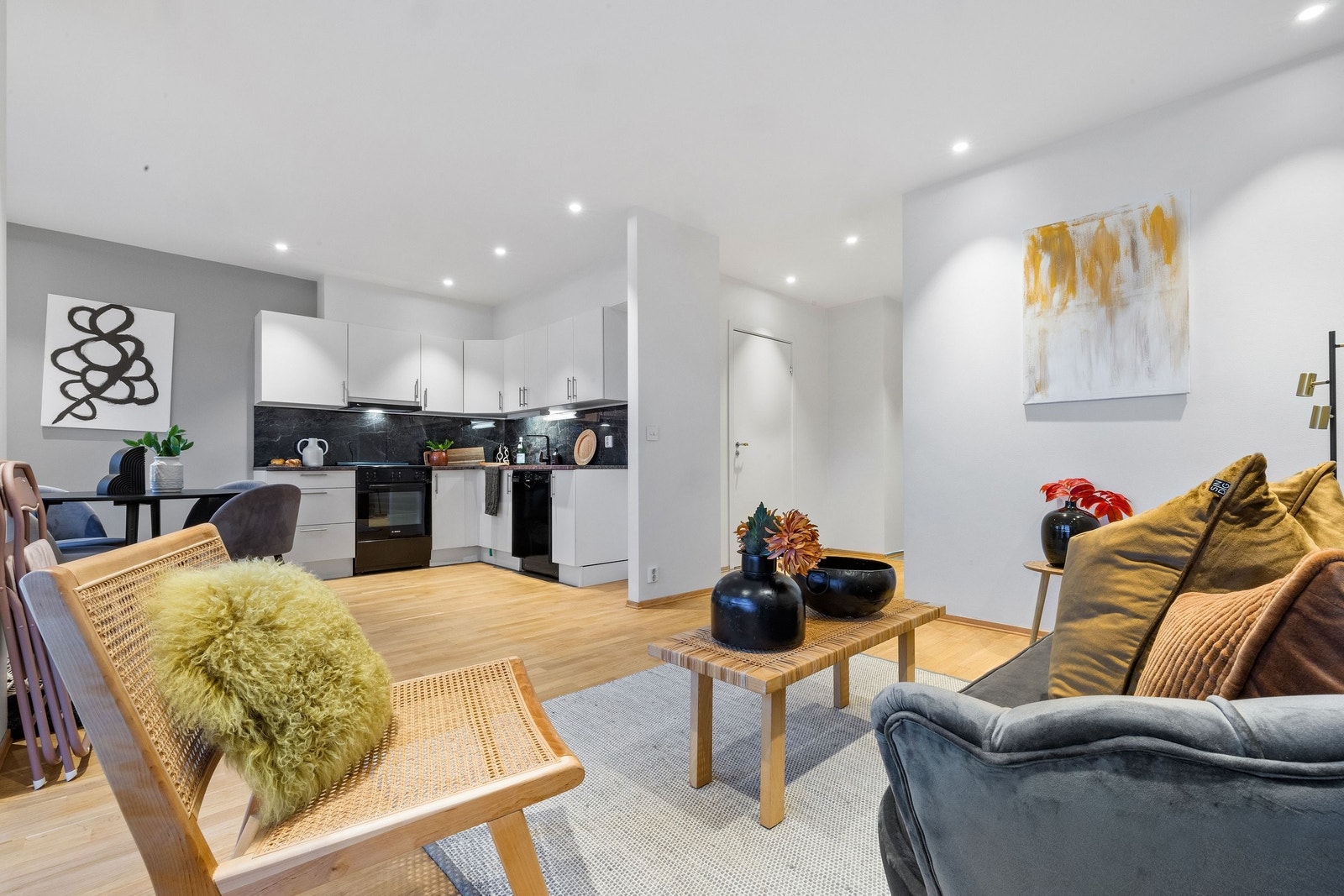 Det er mer enn nok av plass til både spisebord og sofa med tilhørende møblement som kan møbleres i flere soner. Galleribilde