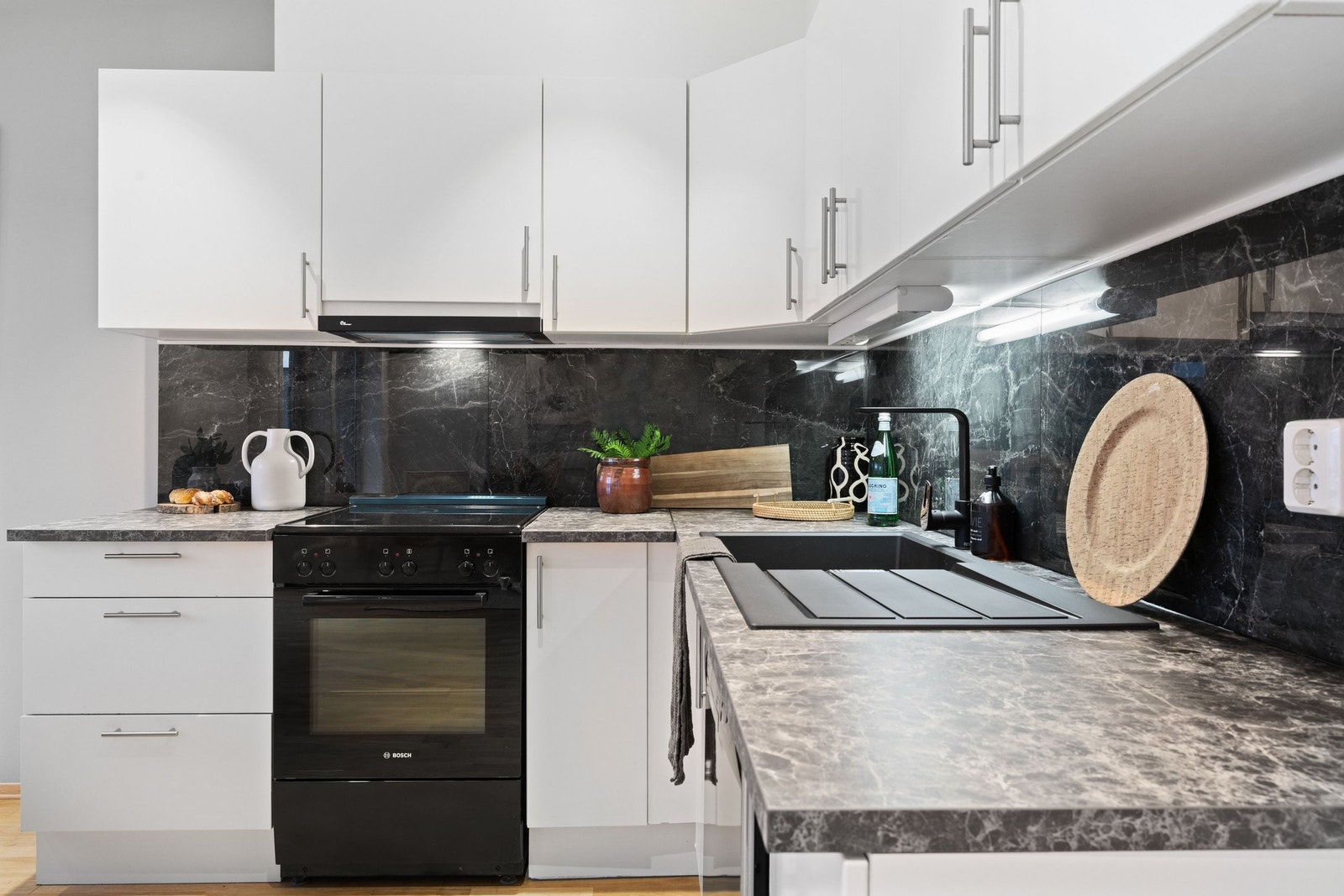 Hvitevarer som komfyr/ stekeovn. Resterende hvitevarer er plassert i nisjer. Galleribilde