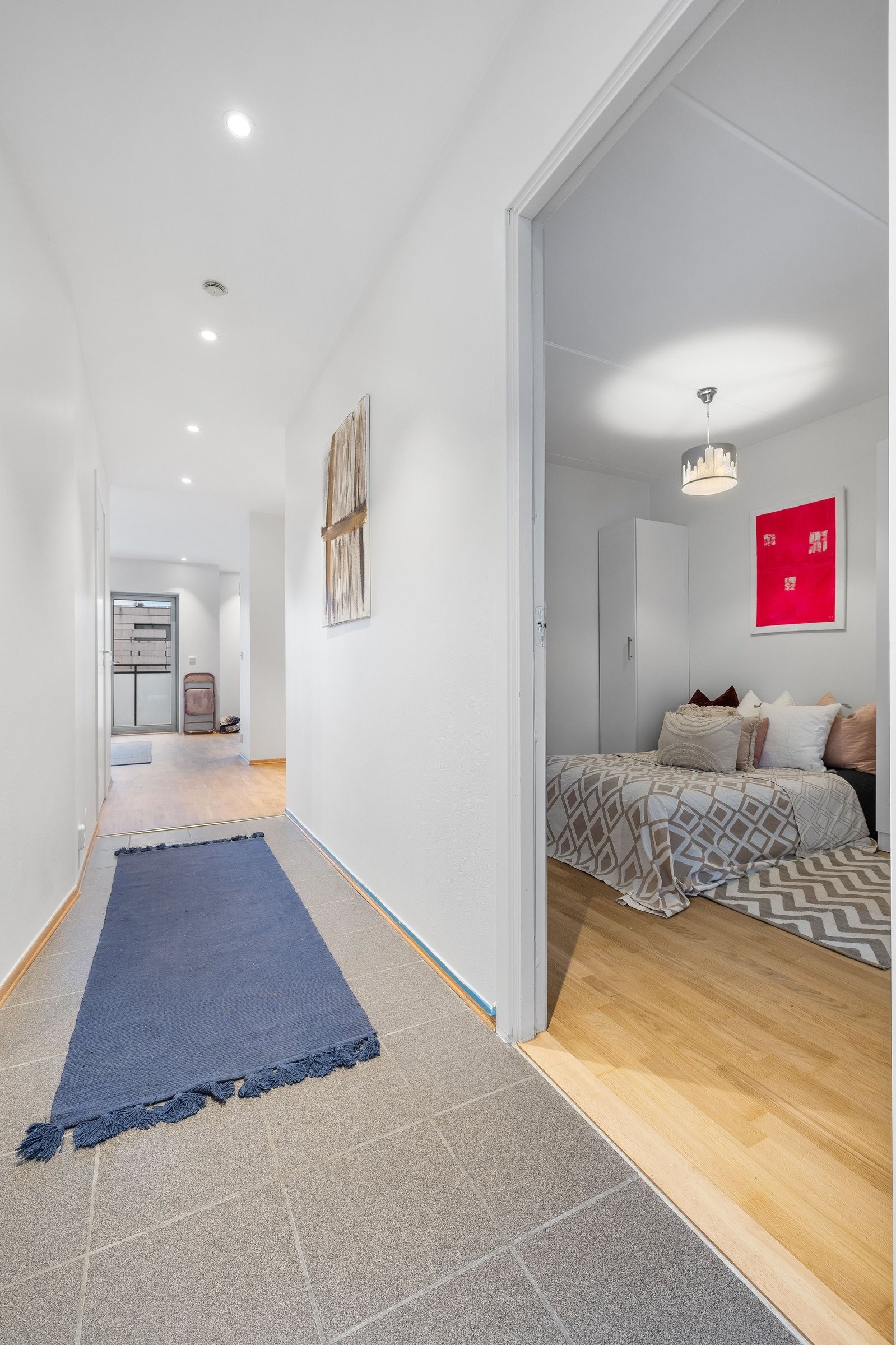 Hovedsoverom sett fra gangen Galleribilde