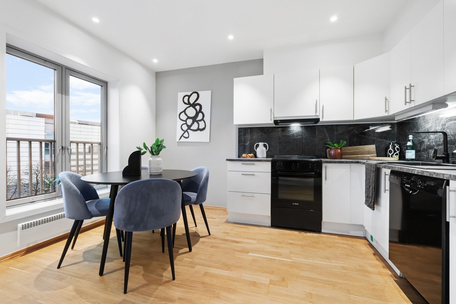 Kjøkkenet kler resten av rommet godt. Kjøkkenet er utformet på en effektiv måte, noe som gir gode arbeids- og oppbevaringsflater. Galleribilde