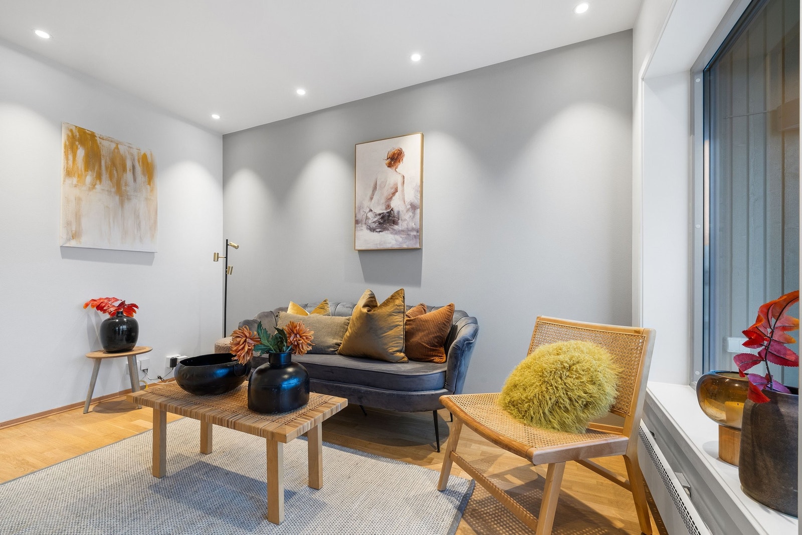 Det er parkett på gulv og lysmalte vegger. Galleribilde