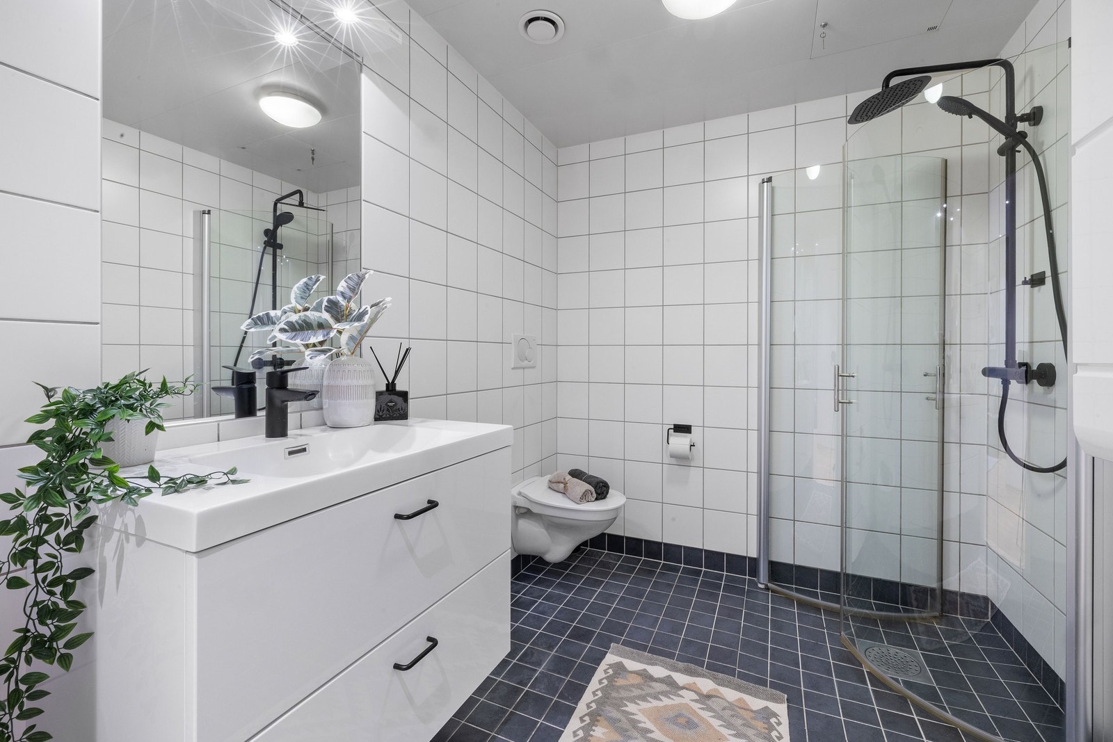 Badet er innredet med fliser på vegger og gulv samt gulvvarme. Galleribilde