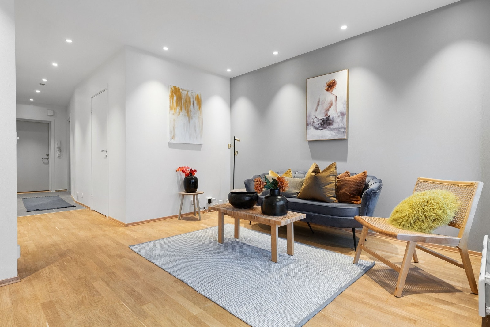 Det er mer enn nok av plass til både spisebord og sofa med tilhørende møblement som kan møbleres i flere soner. Galleribilde