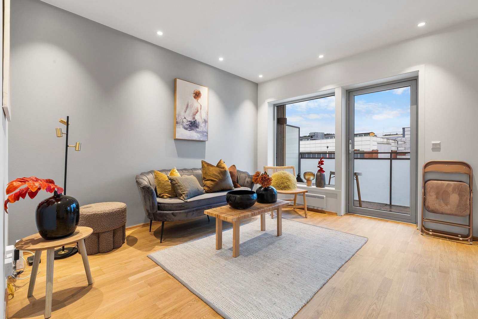 Velkommen til en trivelig 3-roms - her har du ingen gjenboere og trivelig utsikt. Galleribilde