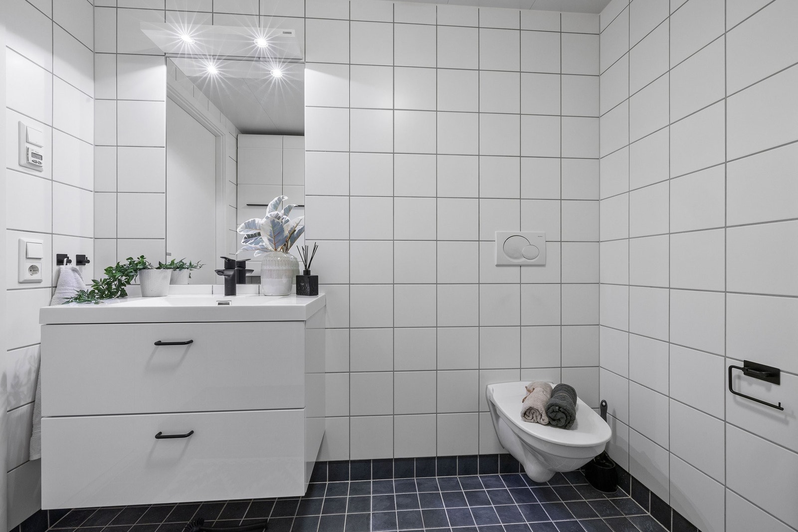 Det er nyere baderomsmøbler. Opplegg for vaskemaskin. Galleribilde