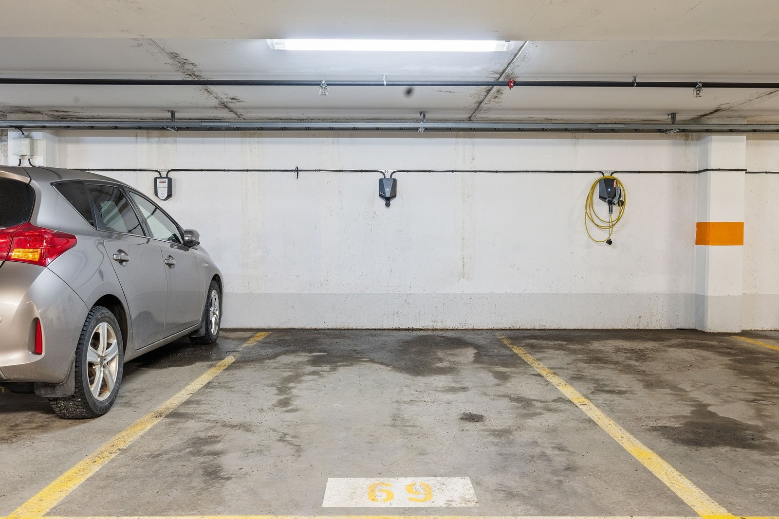 Garasjeplassen i underetasjen Galleribilde