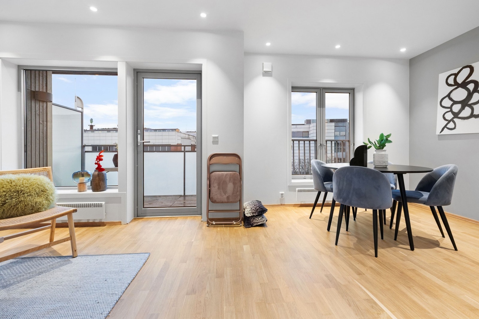 Store vindusflater og utgang til terrasse sørger for en god romfølelse. Galleribilde