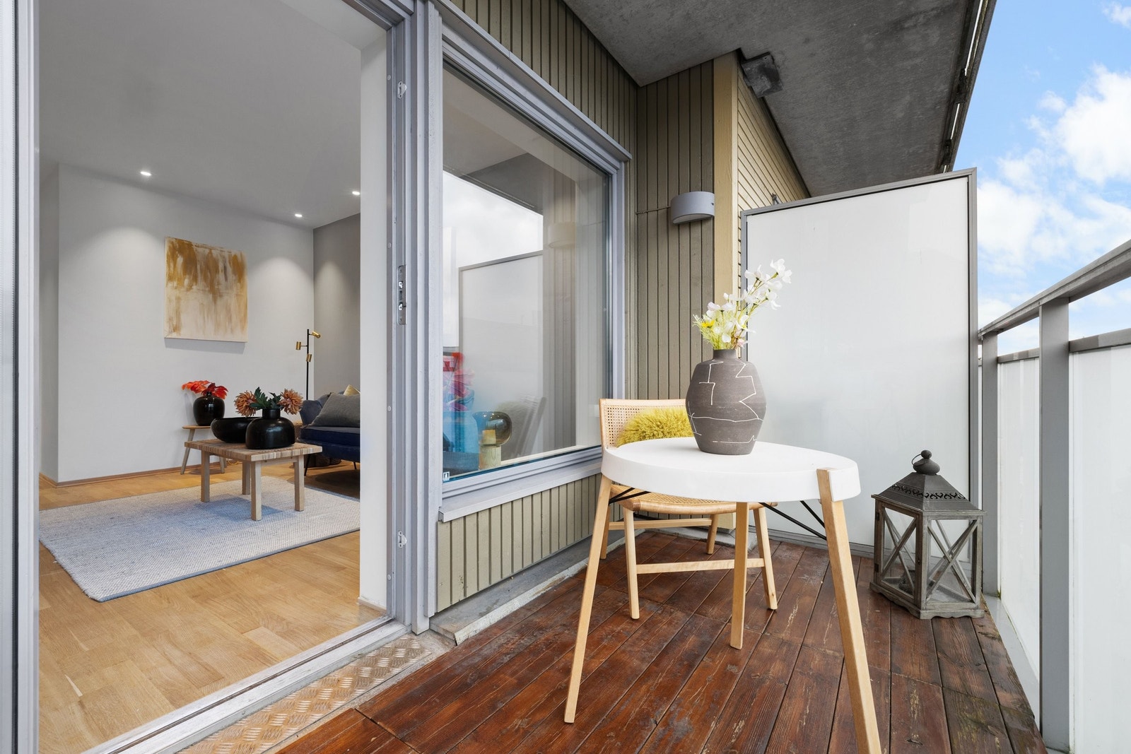 Frostet rekkverk og levegger mot naboene sørger for skjermede omgivelser på terrassen. Galleribilde