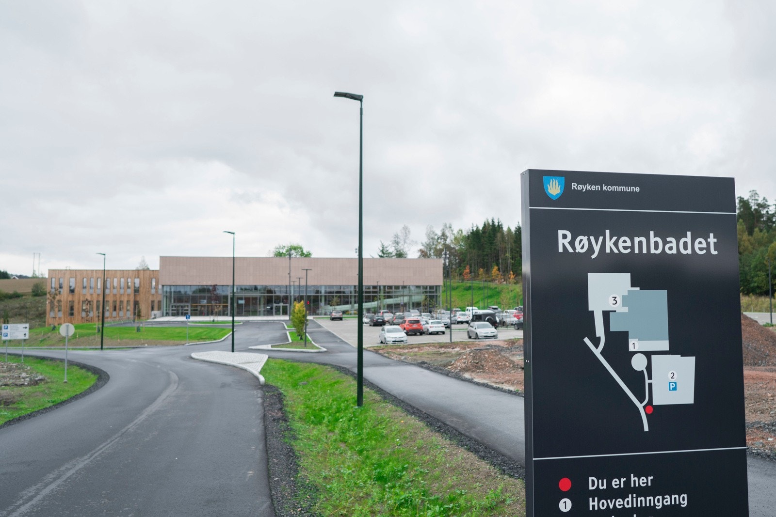 Bare 700 m fraJakslandåsen ligger Røykenbadet. Et flunkende nytt svømmeanlegg med gode treningsfasiliteter og klatrevegg. Galleribilde