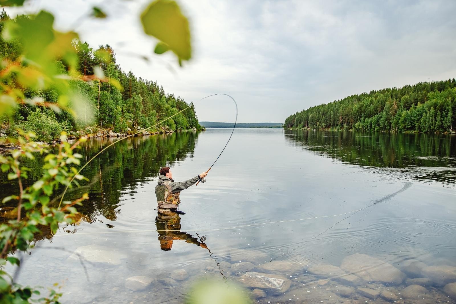 I nærområdet finner du blant annet idylliske fiskevann, vakre skogsstier for den eventyrlystne og kun 10 minutter til bade- og fiskemuligheter i fjorden. Galleribilde