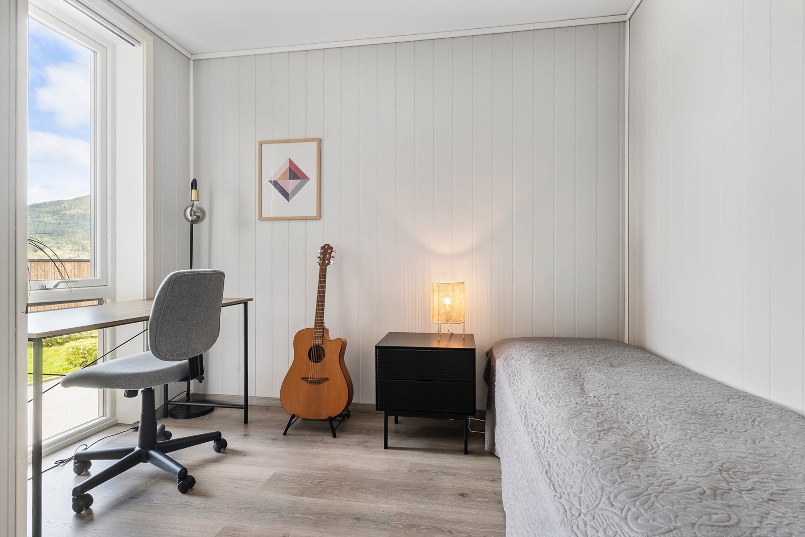 Rommet eignar seg ypperlig til kontor og gjesterom Galleribilde