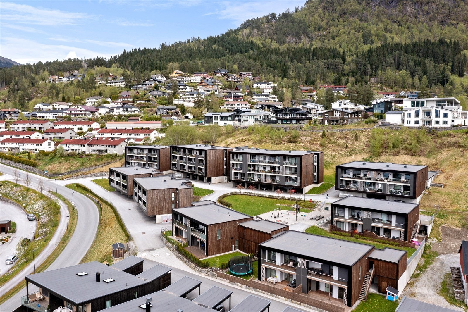 På Vie bur ein solrikt med korte avstandar til svært gode fritidstilbod, sjukehuset, daglegvarer m.m. Galleribilde