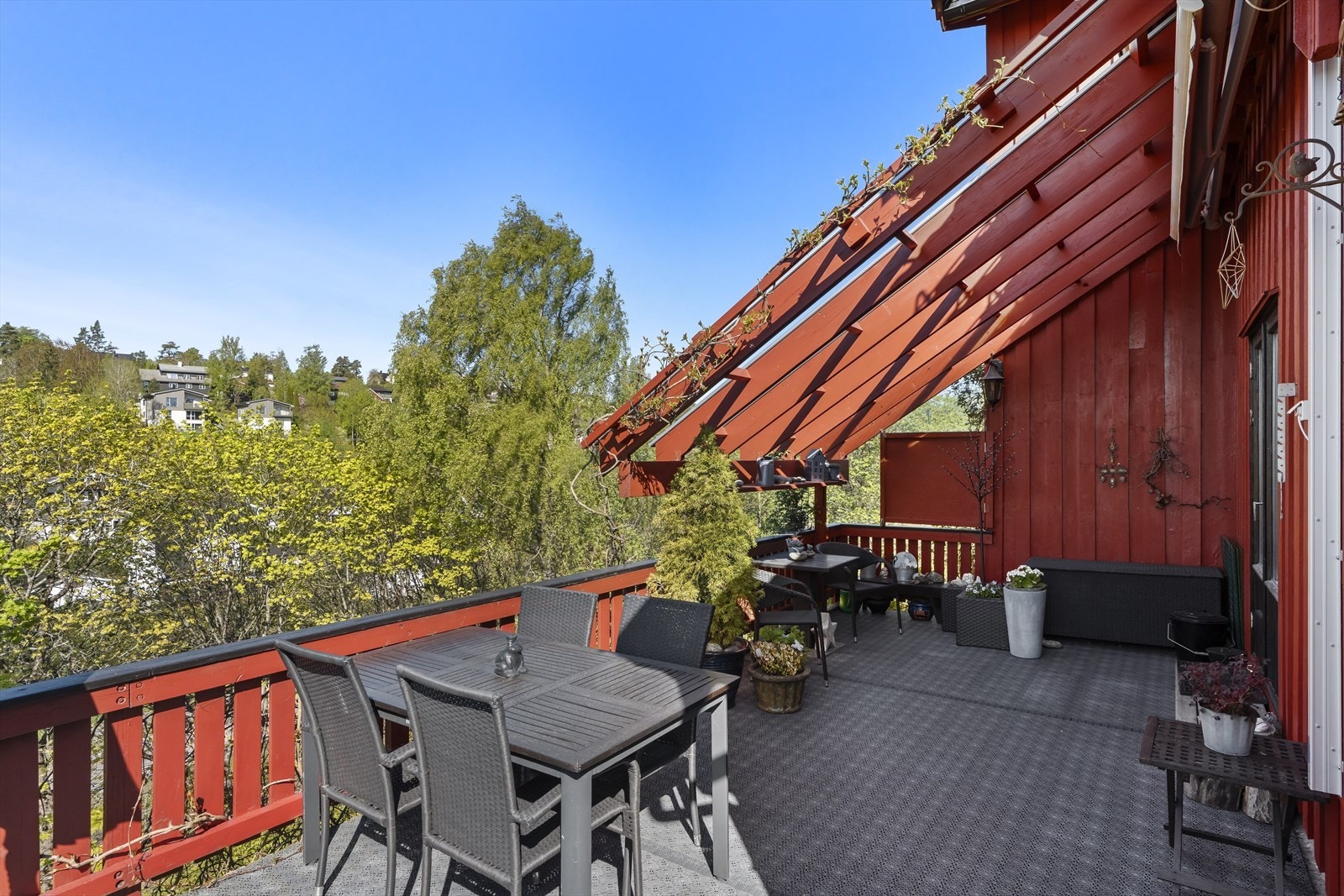 Utgang fra stue til vestvendt terrasse med sol og utsikt Galleribilde