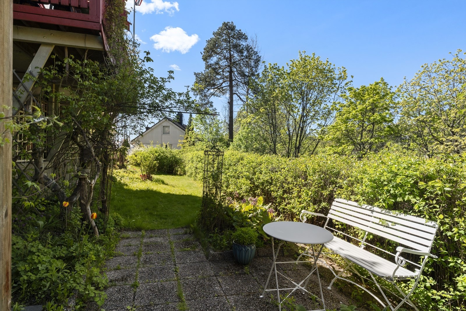 Utgang fra kjellerstue til uteplass Galleribilde