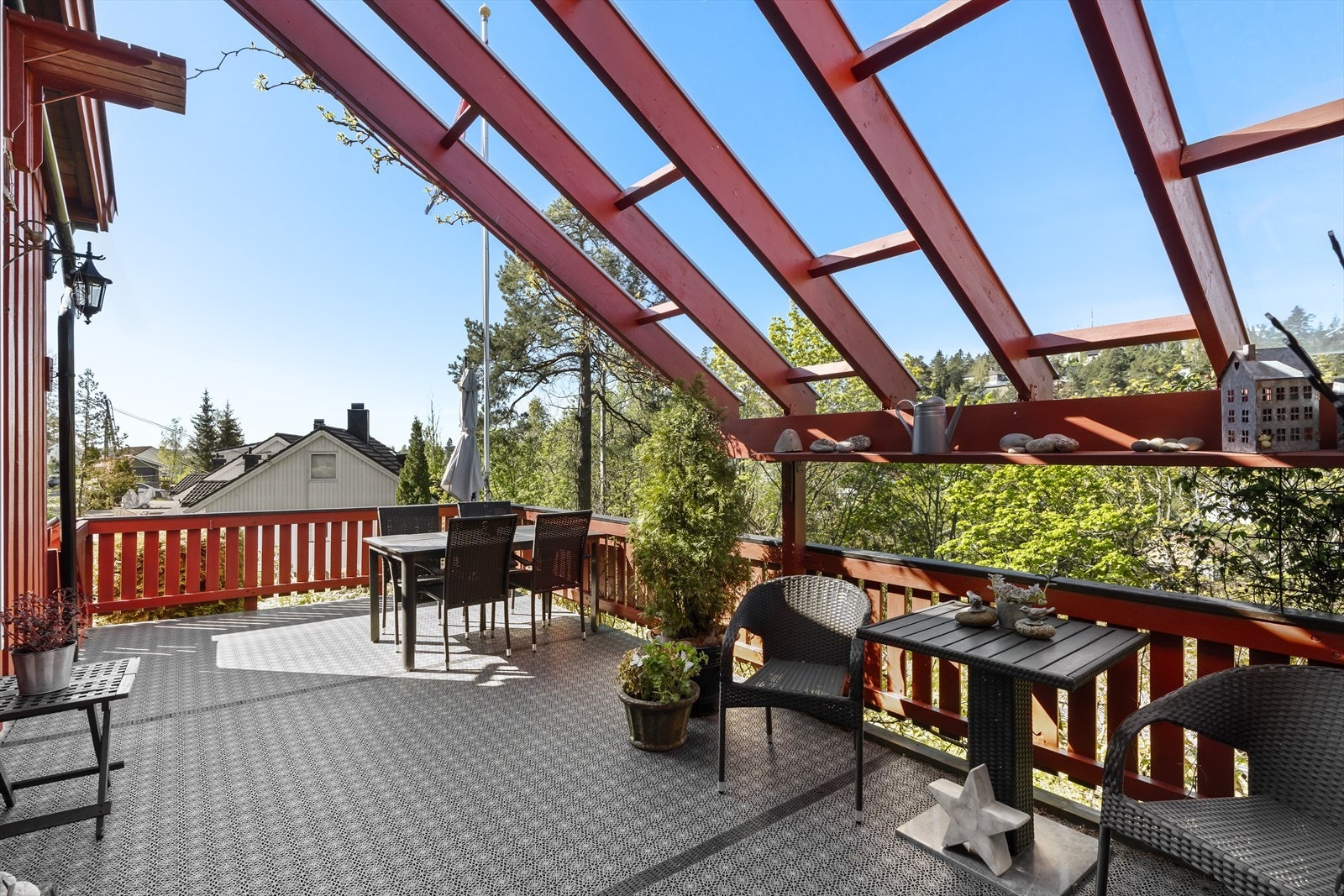 Utgang fra stue til vestvendt terrasse med sol og utsikt Galleribilde