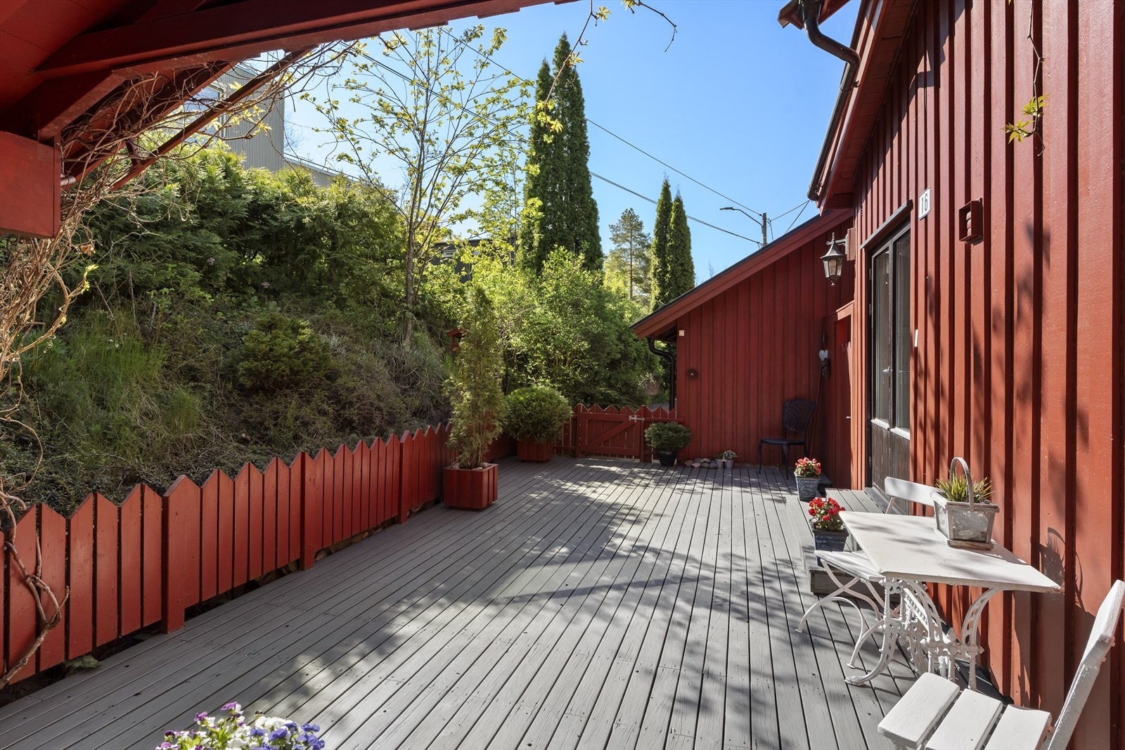 Adkomstparti og terrasse Galleribilde