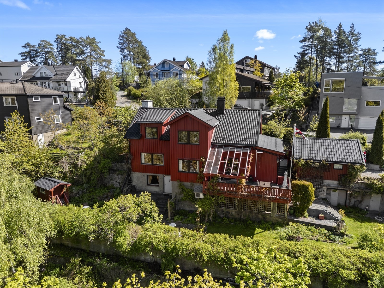 Boligen har stor tomt på nesten 2 mål og fin hage Galleribilde