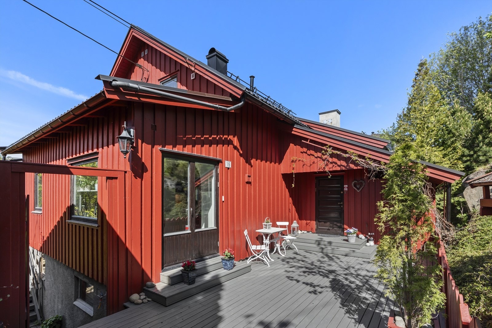 Adkomstparti og terrasse Galleribilde