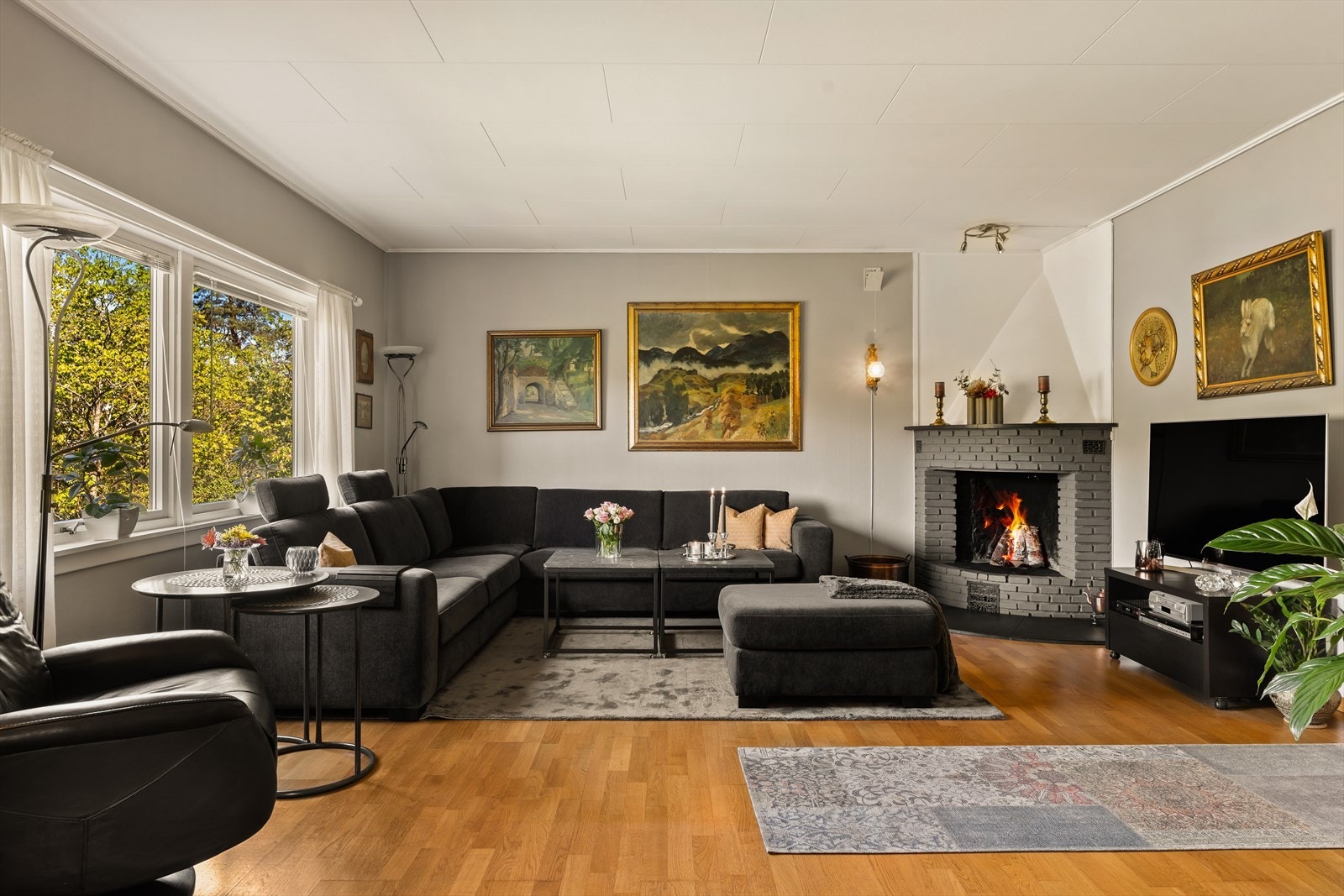 Tv-stue/salong med god plass Galleribilde