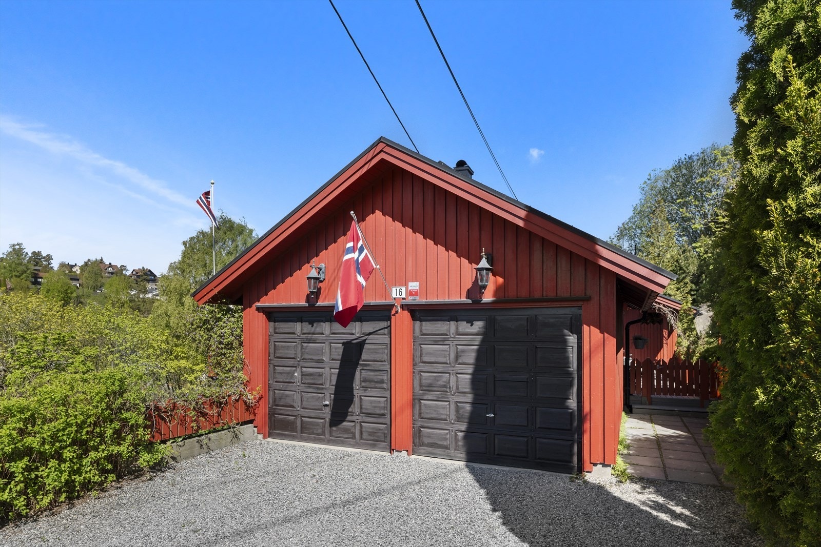 Garasje med boder under Galleribilde