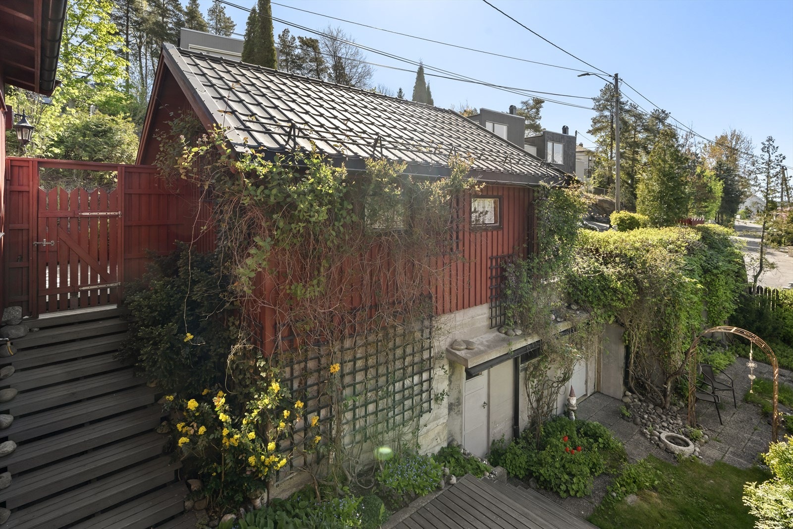 Garasje med boder under Galleribilde
