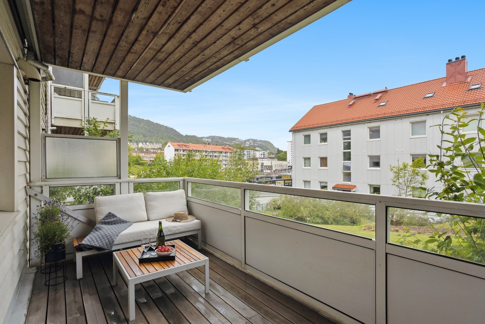 Velkommen til Hagerups vei 47B! Leiligheten har en sentral og attraktiv beliggenhet i et etablert boligområde på Landås, like ved Sletten senter. Galleribilde