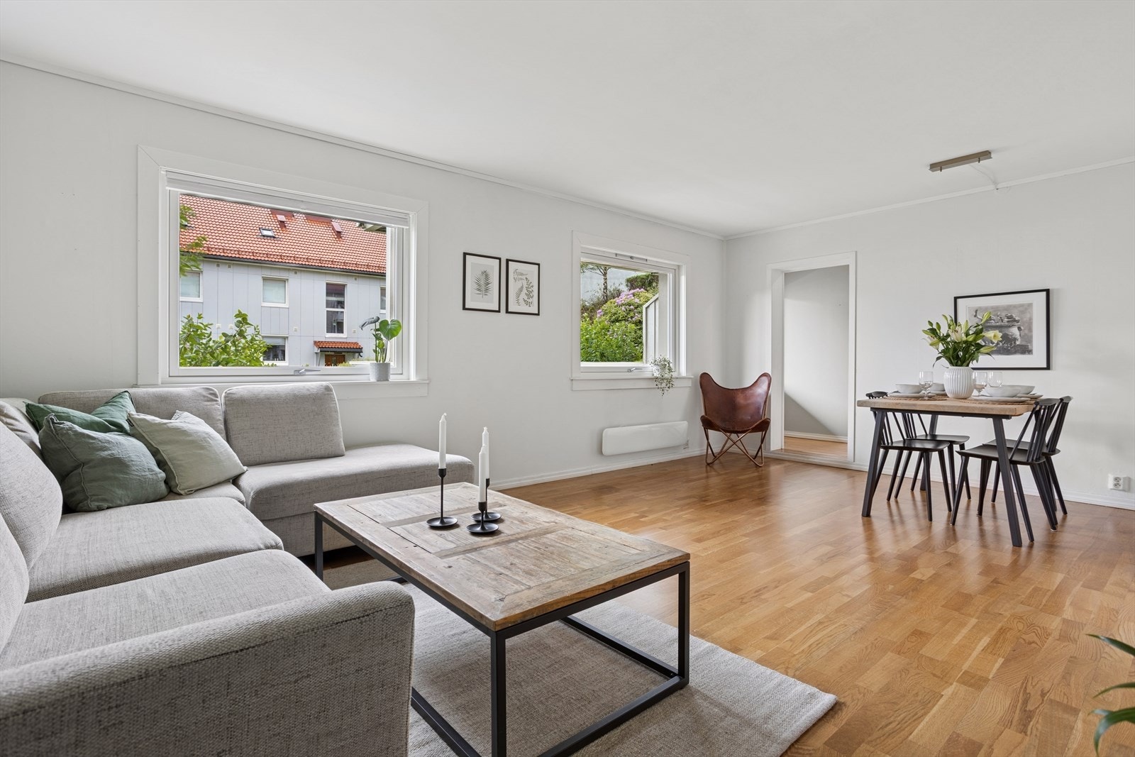 Stuen er romslig og gir deg muligheten til å møblere i ulike soner. Galleribilde