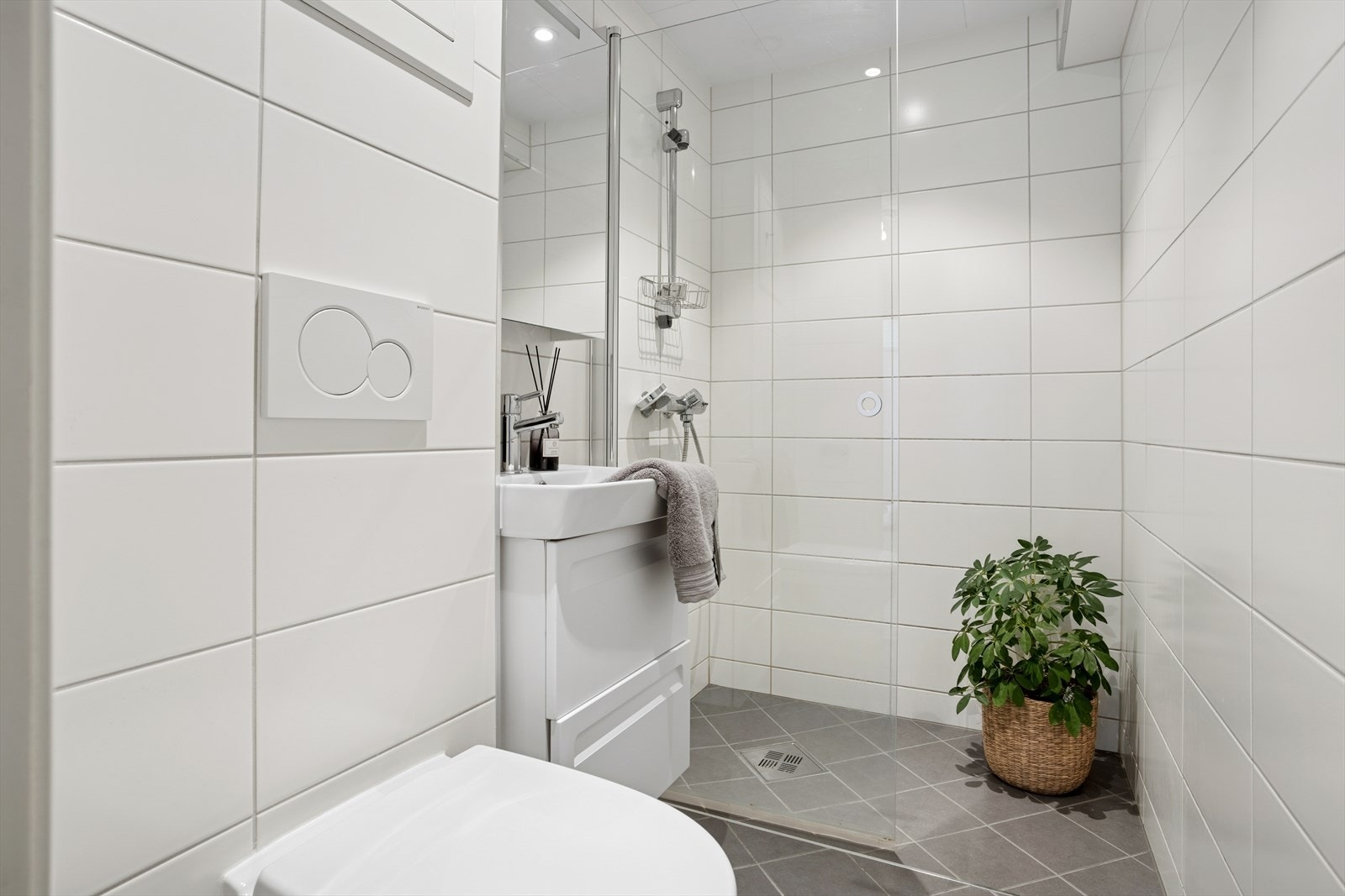 Pent baderom renovert i 2015. Arbeidet ble utført av Unik/Rørleggeriet AS. Rørfornyet avløpsrør samme år.
Felles varmtvannstank i u-etg. Volum: 400 liter. Produksjonsår: 2015. Produsent: Høiax. Galleribilde