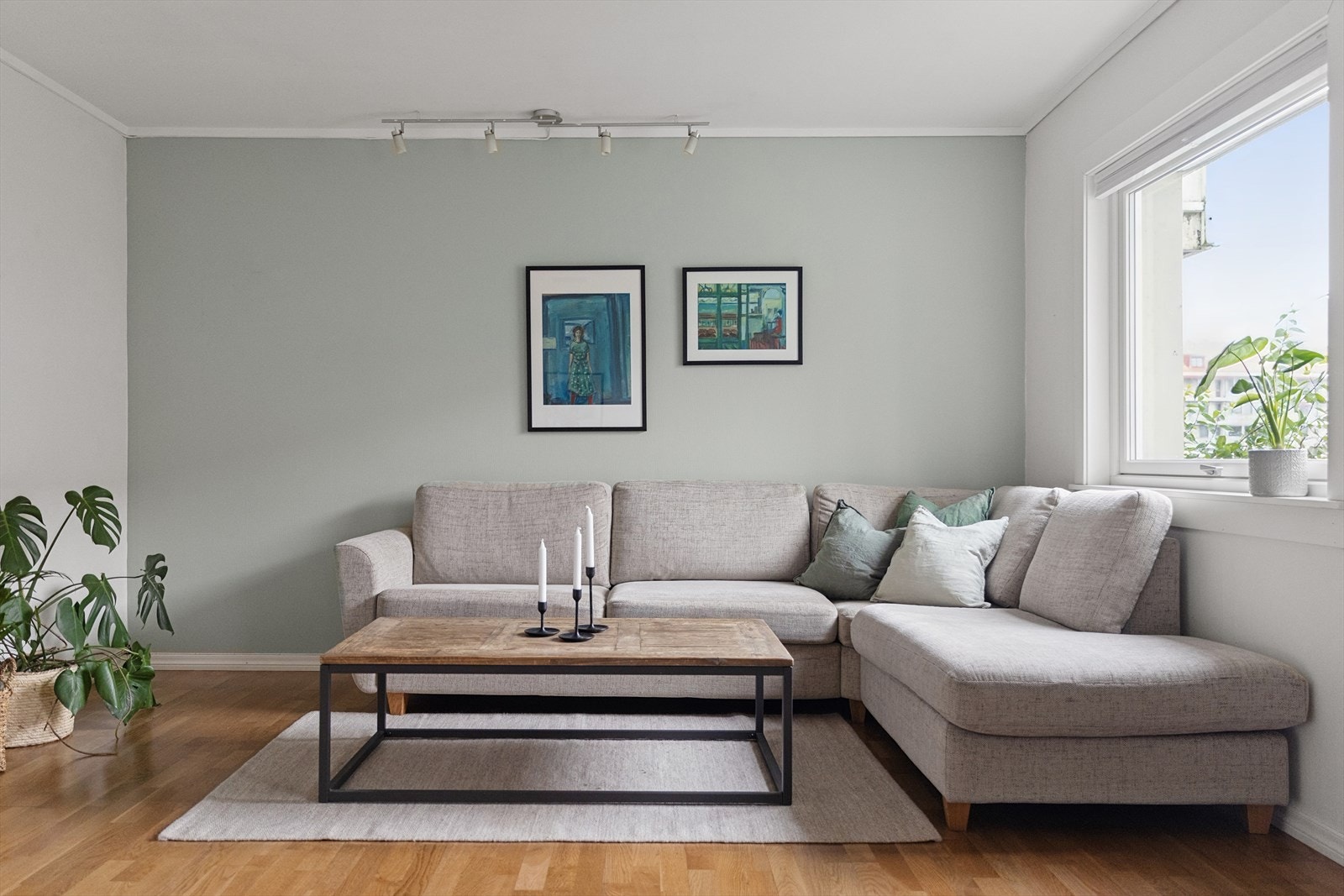 De store vinduene kombinert med den sørvendte beliggenheten gir rommet rikelig med naturlig lys.
Nye vinduer i leiligheten fra 2018. Galleribilde