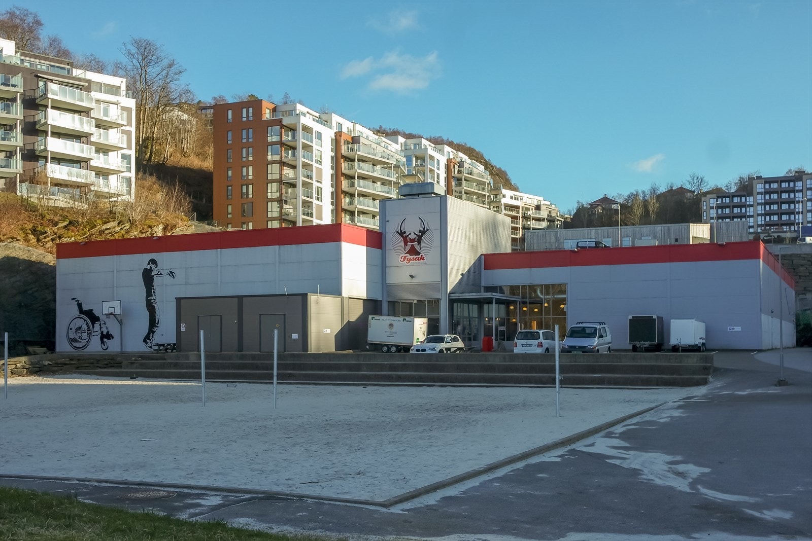 Flere idrettsanlegg og fritidsaktiviteter i nærheten, som Fysak, volleyballbane, Bergenshallen og Turnkassen. Galleribilde