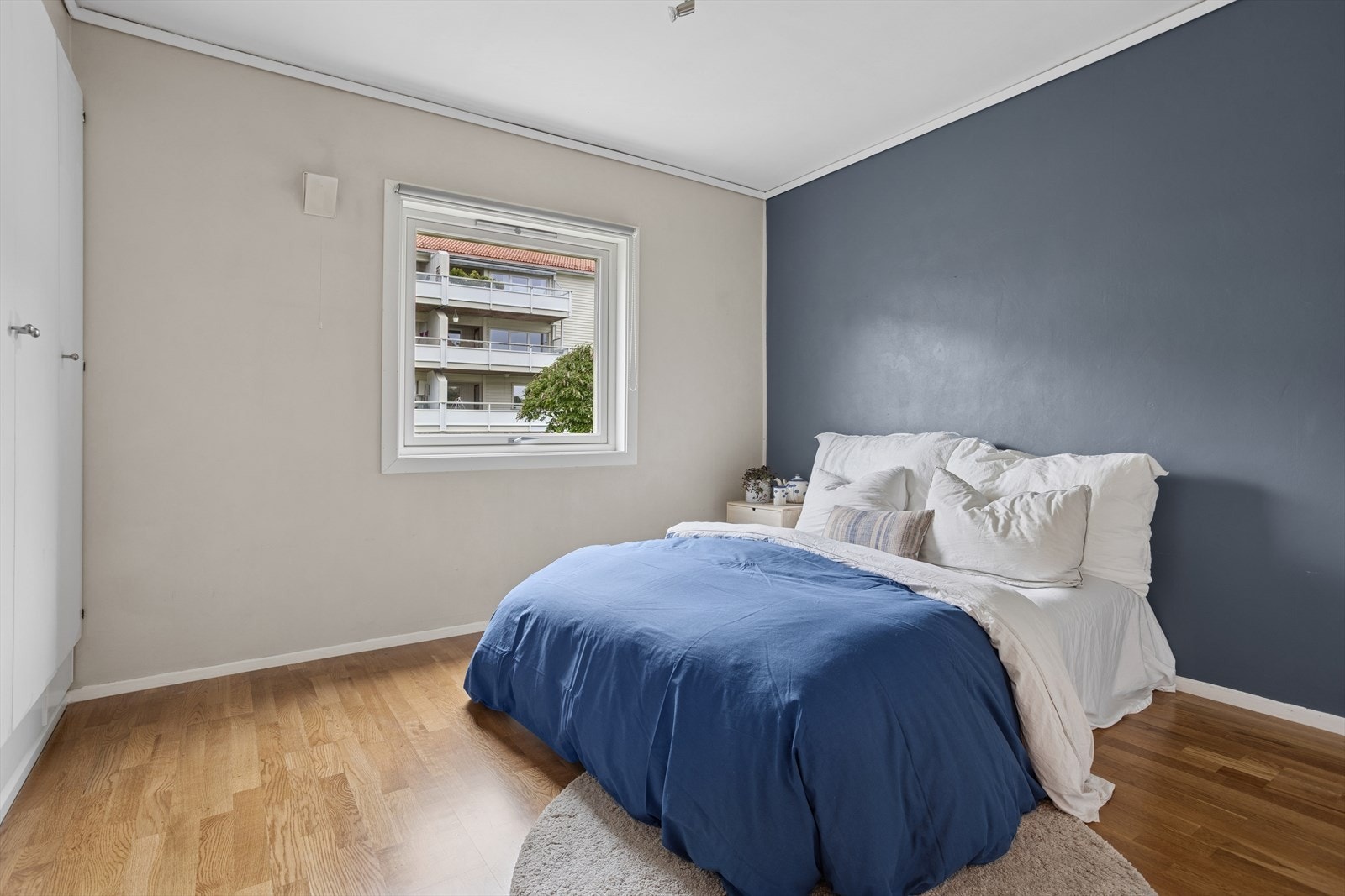 Hovedsoverommet er 10,8 kvm og har god plass til dobbeltseng, garderobeløsning m.m. Galleribilde