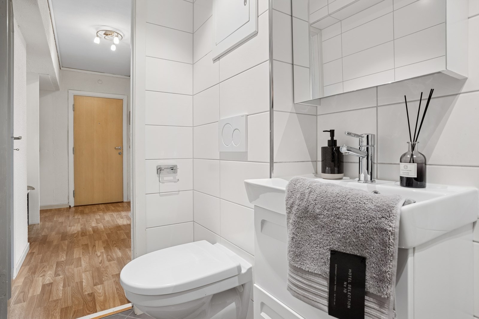 Det er keramiske fliser på gulv, vegger og takplater med led spotlights i himling. Inneholder: Servant med møblement, vegghengt toalett, innfelbar dusjdør i glass, dusjgarnityr og rør i rør skap.
Det er varmekabler i gulv og el.avtrekksventil i himling. Galleribilde