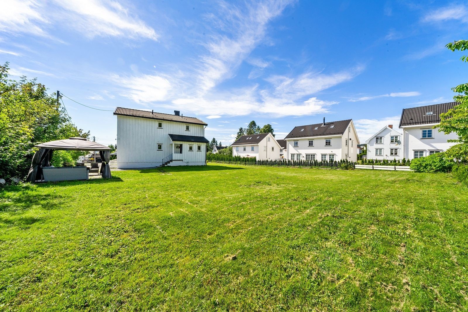 Eiendommen er i dag bebygget med en eldre enebolig (opprinnelig oppført som tomannsbolig), og det foreligger rammetillatelse for oppføring av ytterligere én tomannsbolig på baksiden av eksisterende bebyggelse. Galleribilde