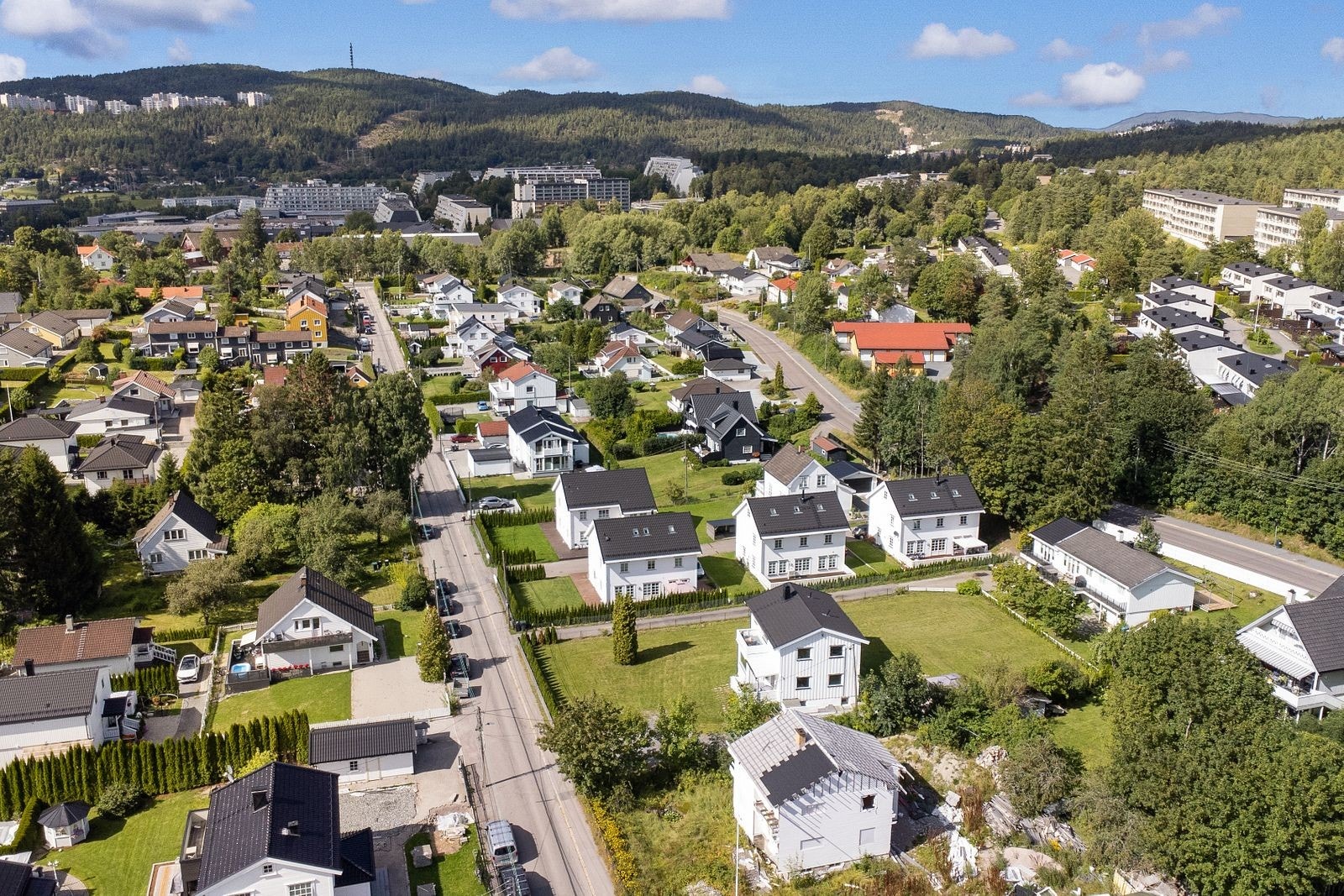 Fra eiendommen har du gangavstand til en rekke fasiliteter. Barnehage, skoler, offentlig kommunikasjon, marka og Stovner Senter med sine fasiliteter. Galleribilde