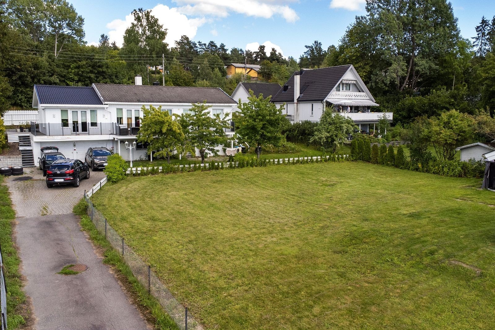 Veirett over denne veien, med egen innkjørsel til tomannsboligen. Galleribilde