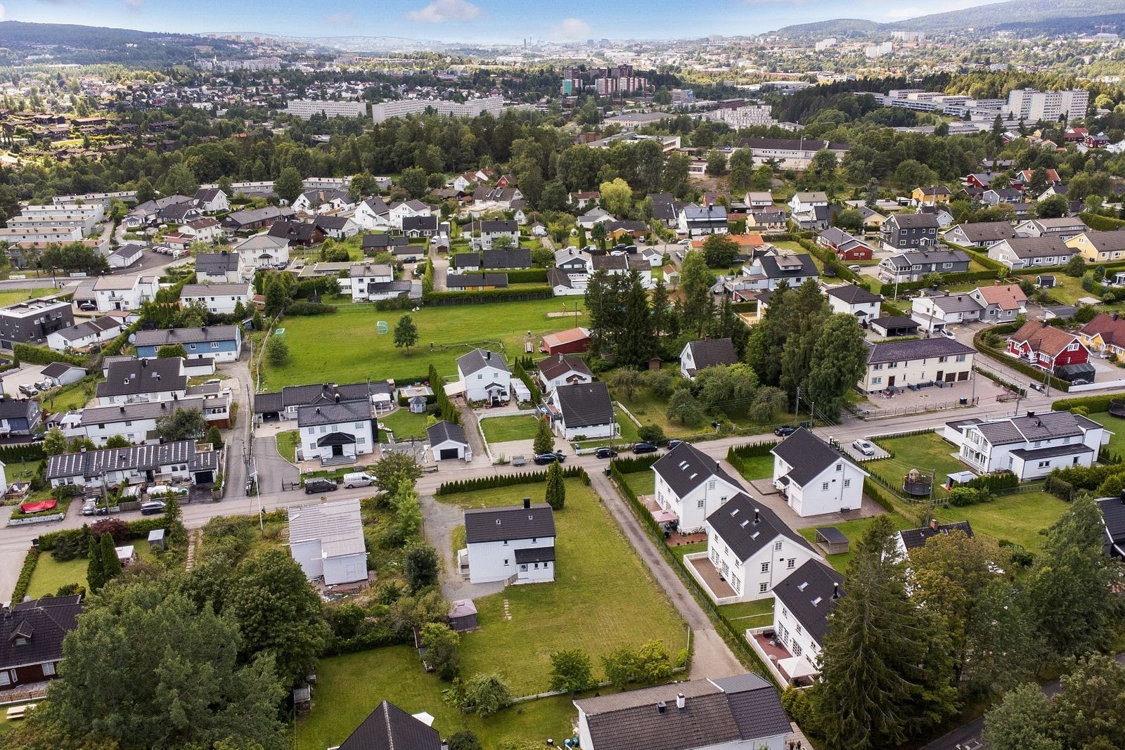 Eiendommen har en idyllisk og barnevennlig beliggenhet i et rolig og veletablert villaområde, samtidig som den ligger svært sentralt med kort avstand til barnehager, skoler, offentlig kommunikasjon, Stovner Senter og flotte rekreasjonsområder i marka. Galleribilde