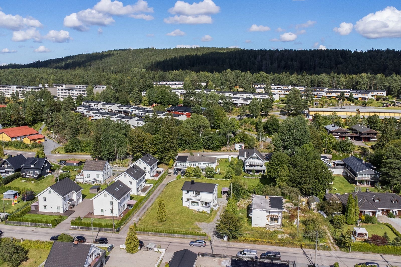 Eiendommen ligger i en enveiskjørt gate og har tinglyst veirett frem til boligen. Tilkomst skjer via eksisterende vei, som vist på illustrasjonsbildet merket med "veirett". Galleribilde