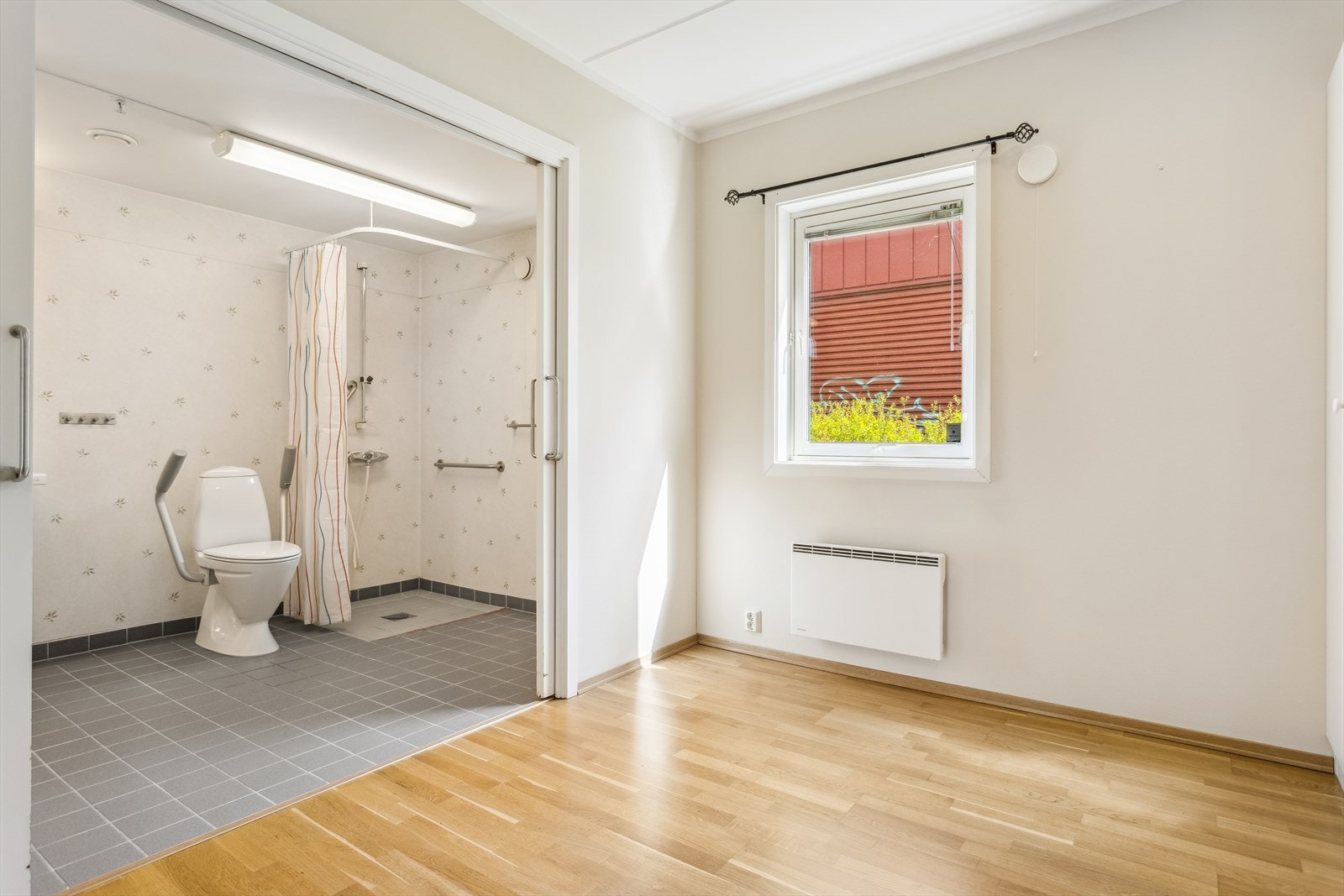 Soverommet er på hele 11,5m² med praktisk og enkel adkomst til badet. Galleribilde