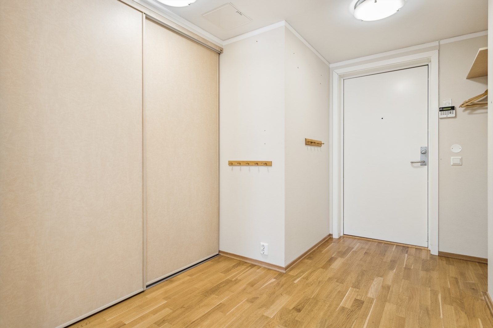 I entréen er det etablert store skyvedørsgarderober som gir gode oppbevaringsmuligheter inne i leiligheten. Galleribilde