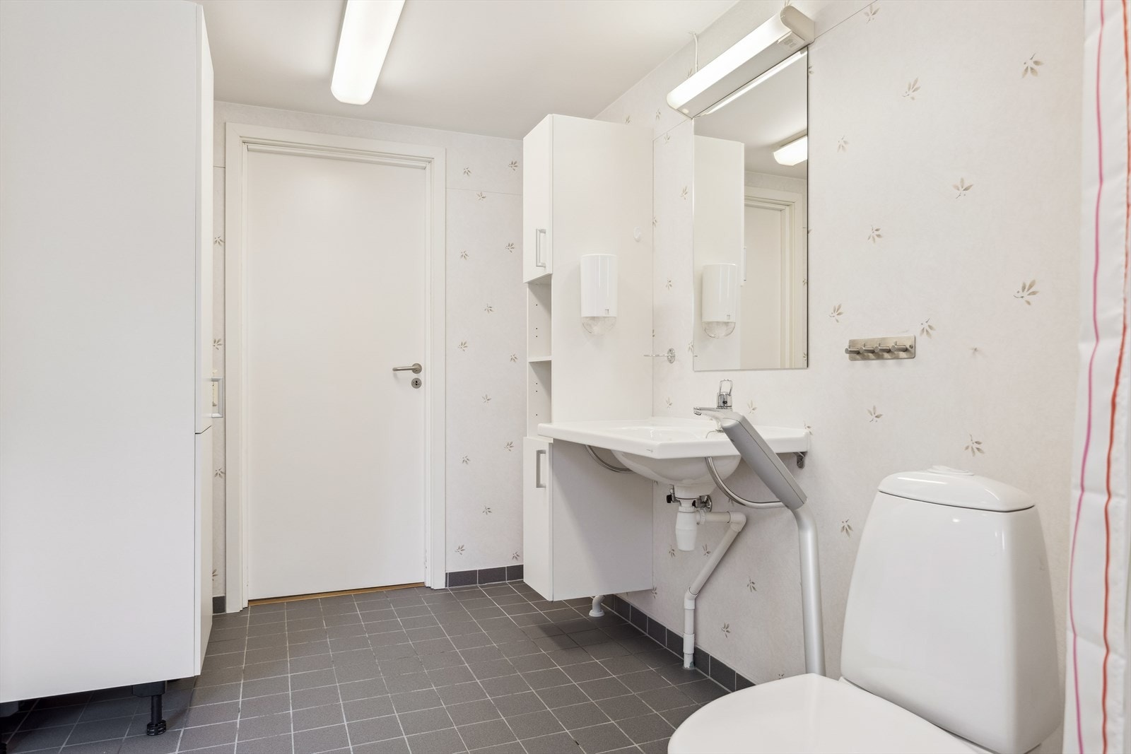 Badet har behagelig belysning og gulvvarme. Galleribilde