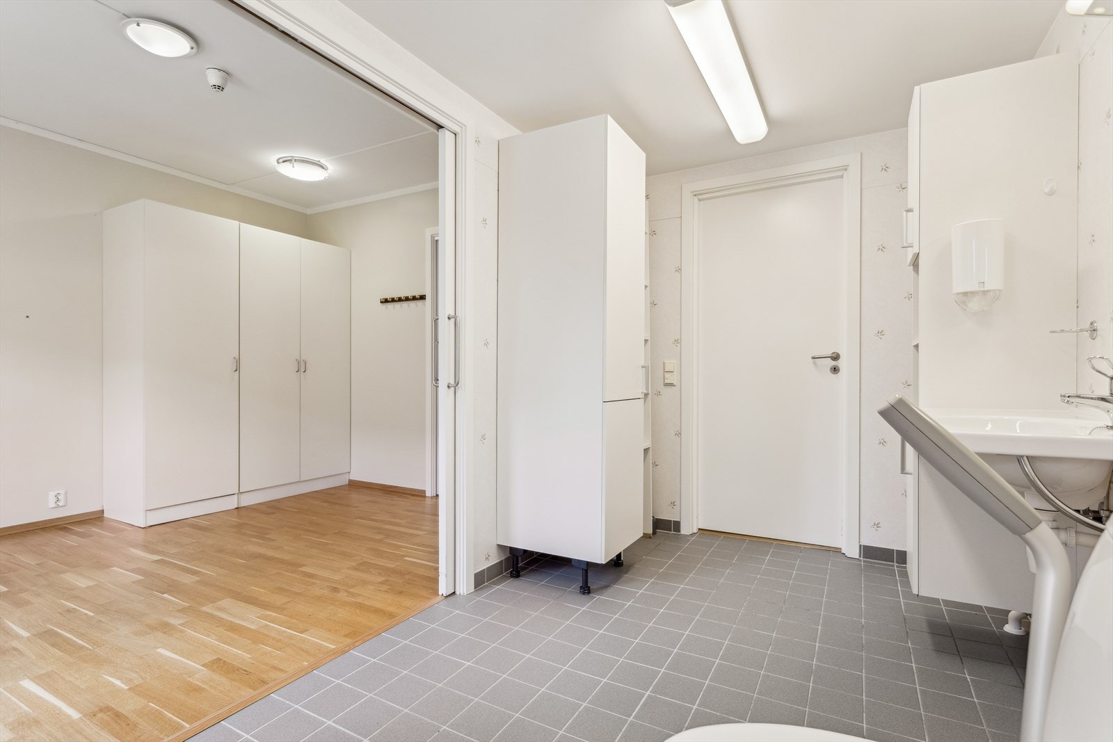 Badet er på hele 8,5m² og har adkomst både fra entré og soverom. Galleribilde