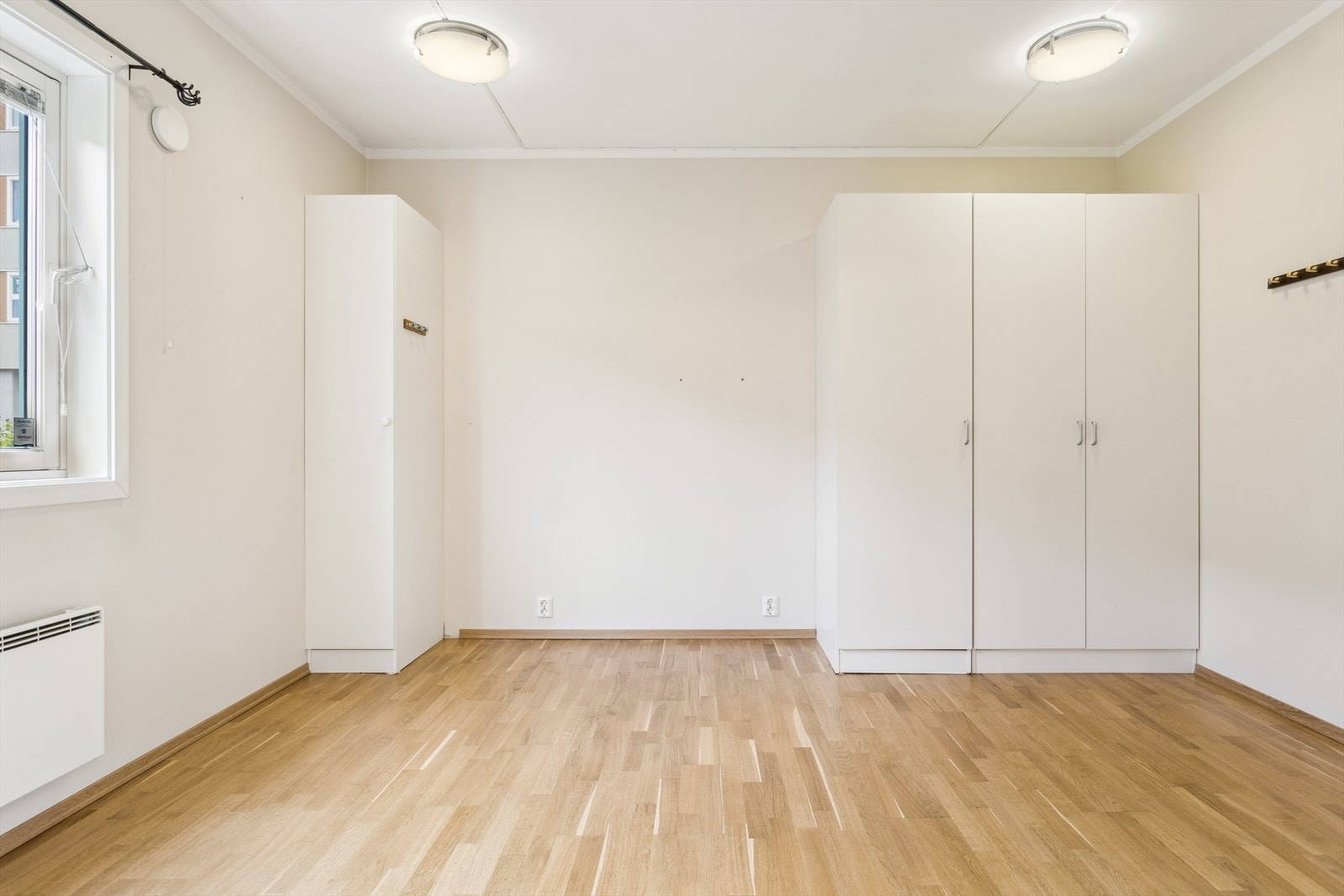 Det er god plass til dobbeltseng og garderobeløsning. Garderobene medfølger handelen. Galleribilde
