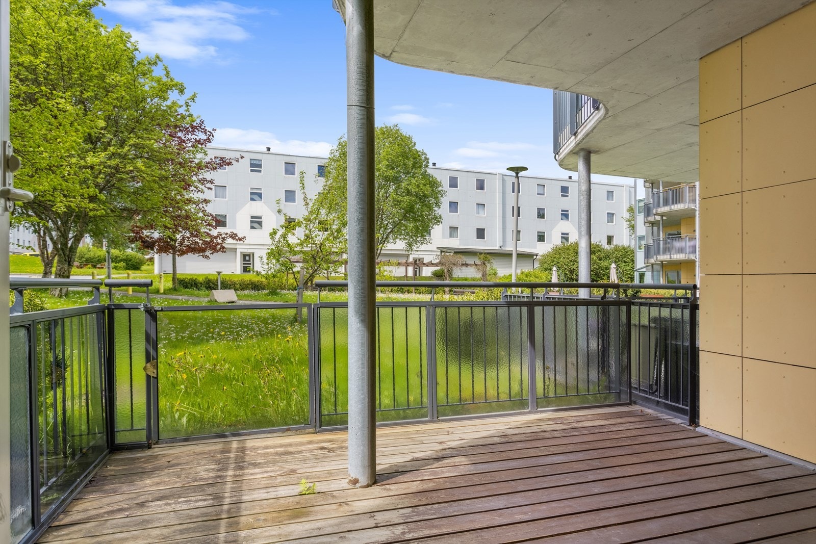 Leiligheten byr på en rekke kvaliteter som denne delvis overbygde terrassen på 11m² med direkte adkomst til frodig hage. Galleribilde
