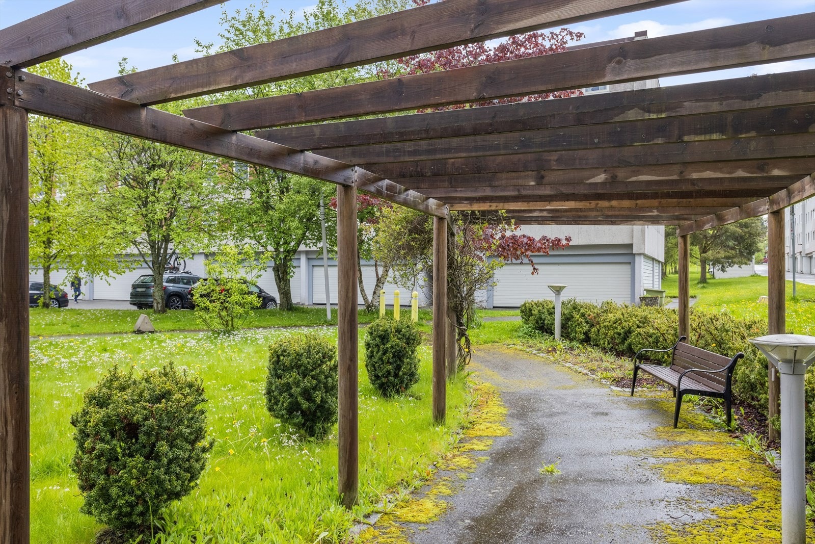 Utenfor leilighetene er det etablert en vakker hage, her er det fint å sitte en sval sommerdag. Galleribilde