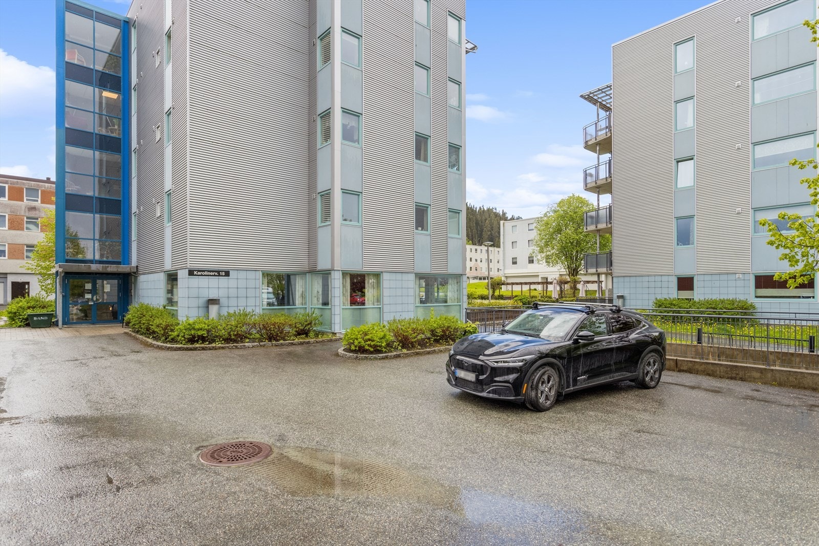 Borettslaget disponerer 12 garasjeplasser i parkeringskjeller som kan søkes om til styret. Galleribilde