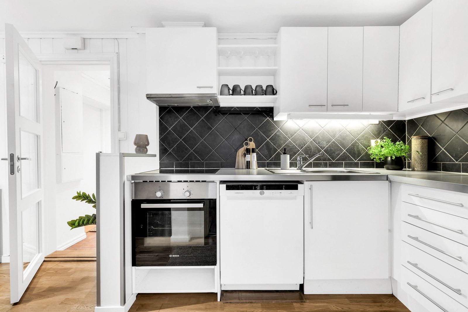 Kjøkkenet har innredning med glatte fronter og benkeplate av laminat. Galleribilde