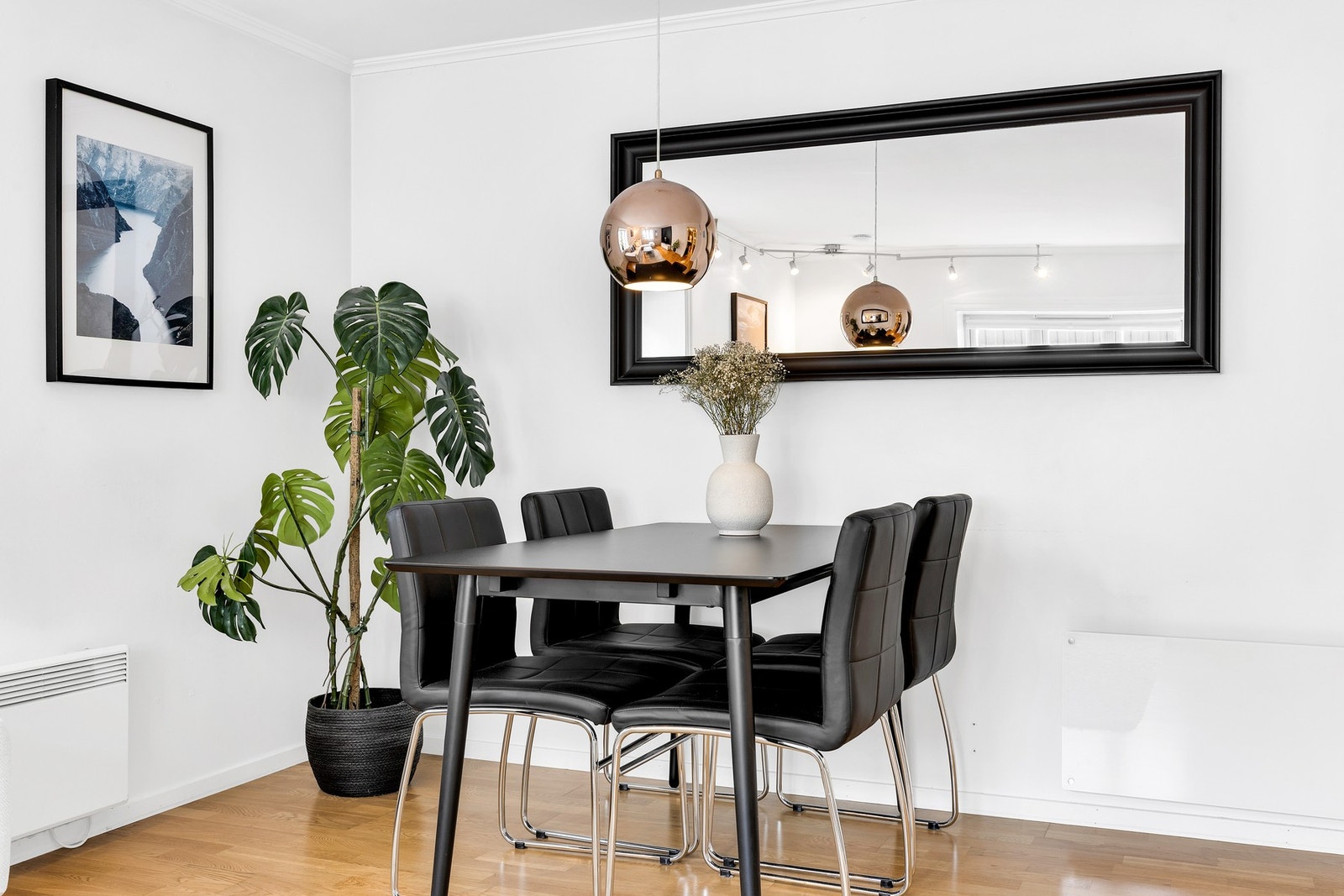 Stuen har god plass til et spisebord. Galleribilde